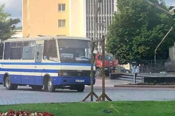 Має вибухівку та зброю: в центрі Луцька невідомий захопив автобус із заручниками (відео)