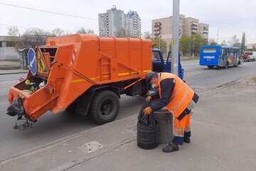 Купи сміття на зупинках столиці: комунальники звинувачують власників МАФів