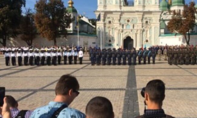 Із Зеленським і трюками зі зброєю: у Києві урочисто підняли державний прапор