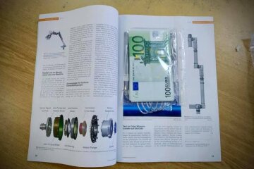 Київські митники знаходять у звичайних посилках з-за кордону валютні схованки