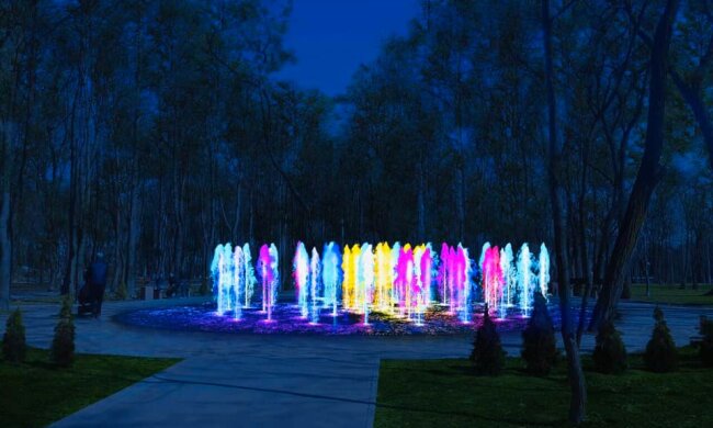 На Сирці запускають світло-музичний фонтан