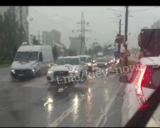 У Києві злива: машини знову пливуть (відео)