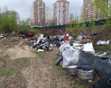 На Позняках комунальники знесли сміттєвий табір безхатченків