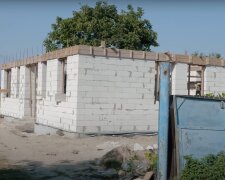 Зруйновані будівлі в Козаровичах відновлює компанія з будівництва доріг, що має "корупційний шлейф"