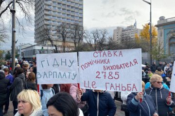 Вчителі страйкують під Верховною Радою (відео)