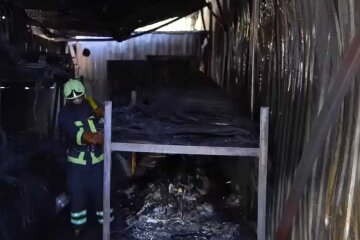 На столичній Оболоні горів склад - постраждали двоє людей