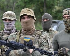 Українські військові зняли прапор окупантів у селі під Балаклією (відео)