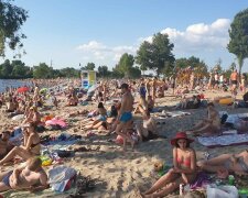 Вода не відповідає нормам: на пляжах Києва знов не можна купатись