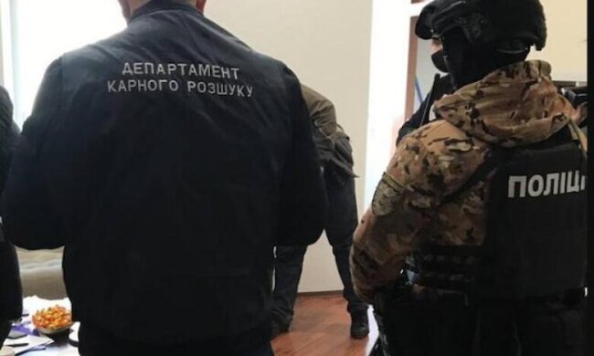 Привласнювали квартири померлих: в Києві затримали квартирних аферистів (відео)