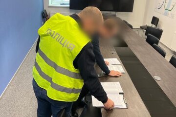 У справі про падіння Дегтярівського мосту, департамент КМДА й "Київавтодор" обшукали правоохоронці
