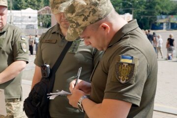 "Допомагайте, адже якщо фронт впаде - пощади не буде". Київський ТЦК виступив із заявою