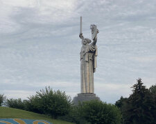Після зміни герба на щиті, монумент “Батьківщину-матір” перейменують