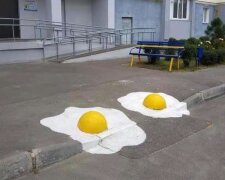 Посеред столичного двору зробили гігантську яєчню