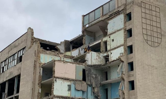 В Києві на дорогу впав шматок стіни заводу “Арсенал” – на місці вже депутат Київради (відео)