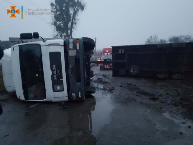 На Київщині перекинулась вантажівка, постраждав водій