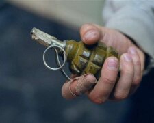 Російські окупанти кинули гранату в мирних жителів Тростянця