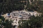 ЗМІ показали палац Ахметова, збудований на “нечисті” гроші