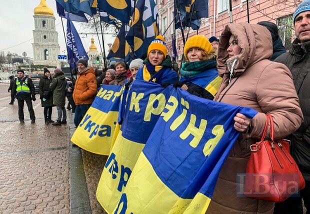 Під Печерським судом у Києві збирається мітинг на підтримку Порошенка (відео)