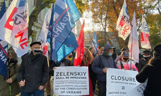 У Києві протестують співробітники закритих телеканалів Медведчука