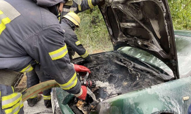 Спалахнула автівка