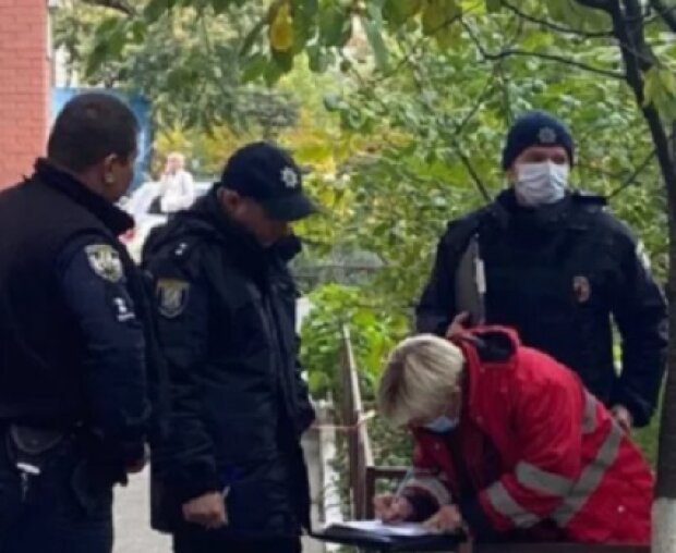 У Києві жінка зірвалася з 15 поверху