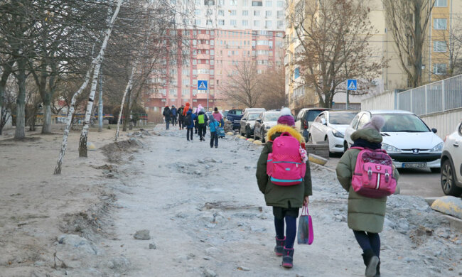 У Солом’янському районі облаштують перший у столиці «теплий» тротуар