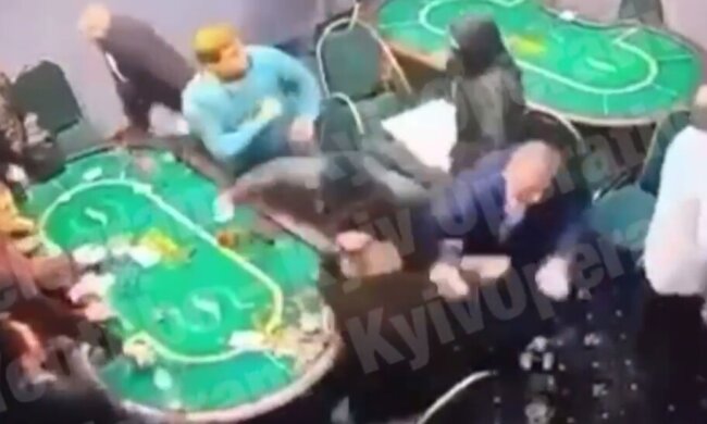 За участю депутата: у Києві зняли на камеру бійку у підпільному казино (відео)