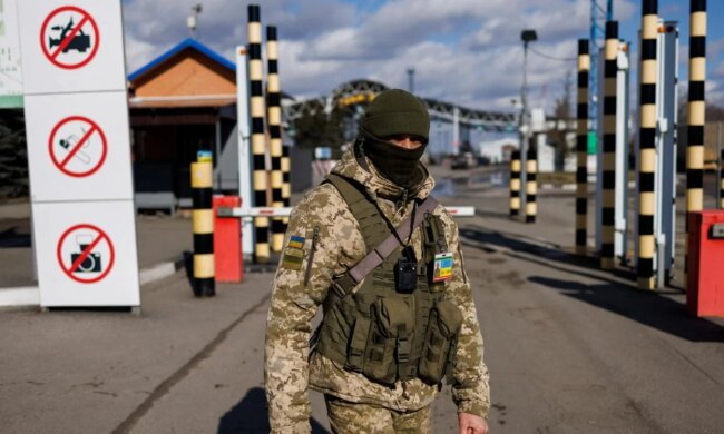 Мешканець столиці заробляв на переправленні "небажаючих проходити службу" на кордон
