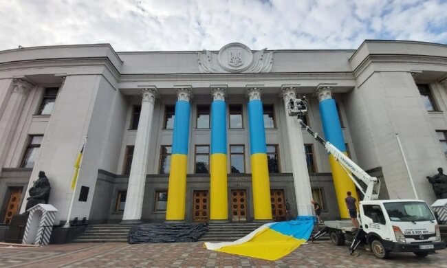 Будівлю Верховної Ради прикрасили в кольорах Державного Прапора