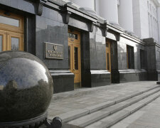 У Києві затримали чоловіка, який стріляв з рогатки по вікнах Офісу президента