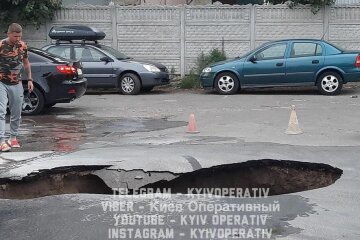 Асфальт провалився, вода бурлить: ЖК Київська Венеція виправдовує свою назву