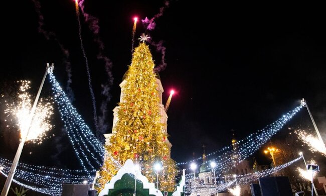 В Києві засвітили вогні на головній ялинці країни (відео)