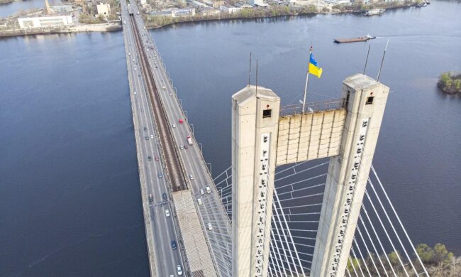 Чому в столиці досі продовжує діяти обмеження на проїзд Південним мостом?