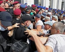 Протести під Радою: Шмигаль відправив заступника міністра соцполітики на зустріч з пенсіонерами МВС
