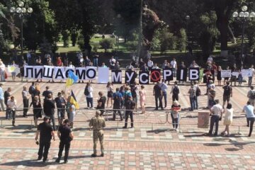 “Лишаємо мусорів”: під Радою палять фаєри проти Авакова