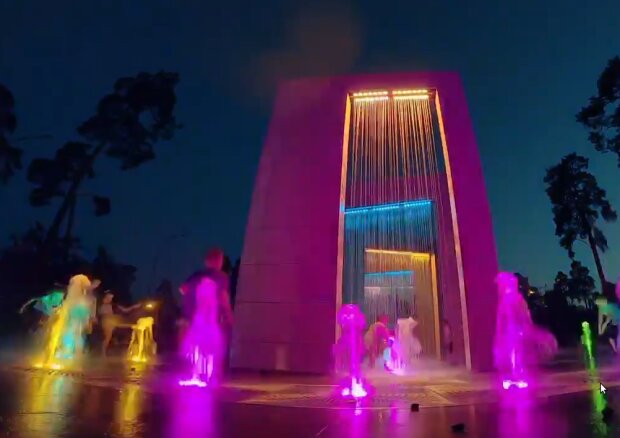 Водна завіса, хвилі або режим “за запитом”: у парку Партизанської слави запрацював пішохідний фонтан (відео)