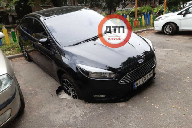 У Києві машина провалилася під асфальт