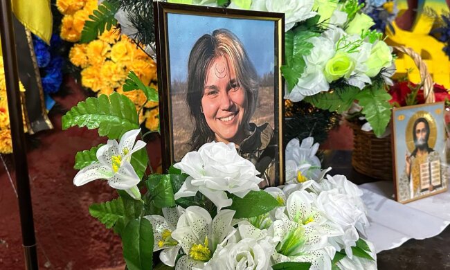 Остання шана воїну світла: на Байковому кладовищі проводжають пілотку БПЛА Лану Чорногорську