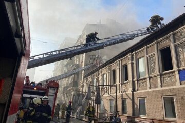 При гасінні пожежі в київському ресторані довелося розбивати дах ломом