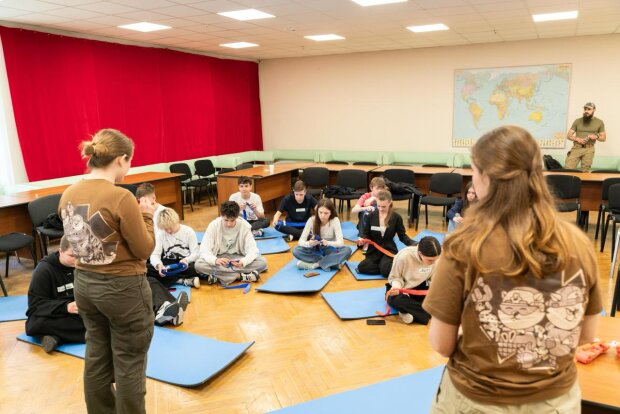 КМВА спільно з БФ "Соломʼянські котики" розпочали пілотний проєкт з навчання столичних школярів домедичній допомозі