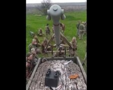 Проламує оборону ворога: ЗСУ “засвітили” американську систему розмінування M58 MICLIC (відео)