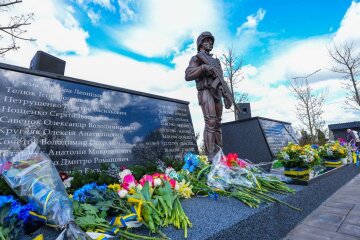 У селищі Бабинці відкрили меморіал на честь 23 загиблих захисників України: Героям присвятили гранітний монумент