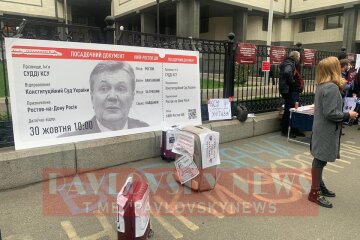 КСУки, фаєри, презервативи та чемодани: що відбувається під КСУ (фото, відео)