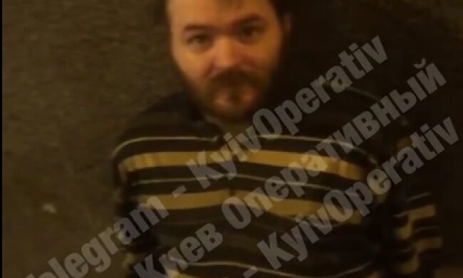 Моментально зцілився: в центрі Києва викрили жебрака “без рук”, відео