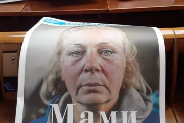 На депутатських кріслах розклали фото матерів загиблих на Донбасі