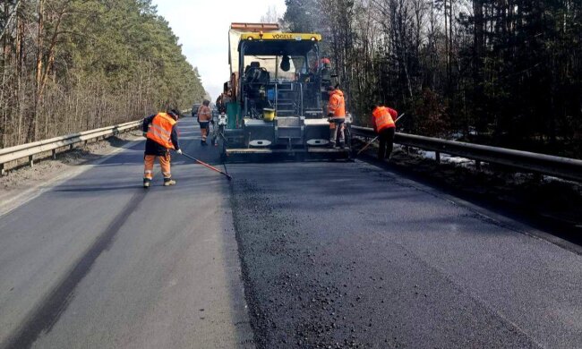 Дороги оживають: на головних трасах України масово латають асфальт