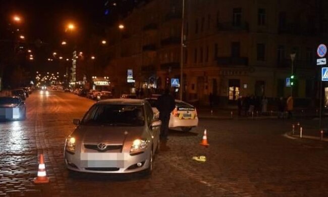 У Києві жінка переходила дорогу на зелене світло і потрапила під колеса авто