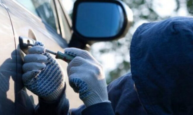 Відійшов на 10 хвилин: У Києві у чоловіка з машини викрали 100 тис. грн