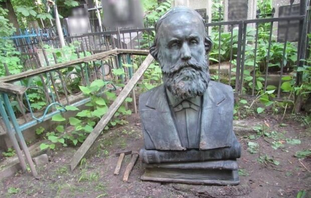 Інцидент на київському цвинтарі: бюст українського вченого намагалися вкрасти з могили і продати