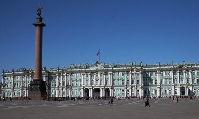 Хакери показали в російському Ермітажі повідомлення про звірства окупантів в Бучі